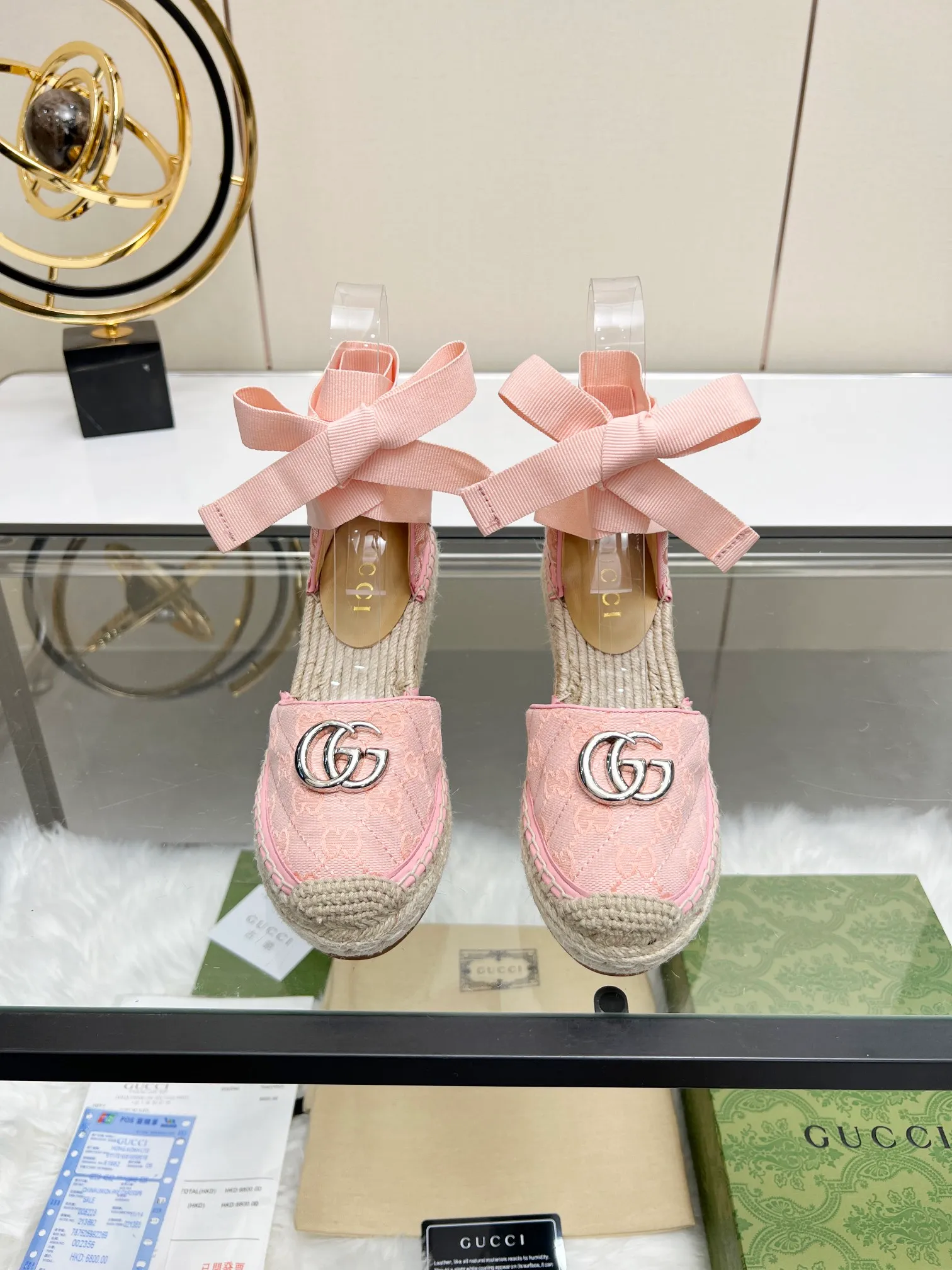 👟👟Ex-factory price 440👟👟 GUCCI wedge fisherman sandals, thick-soled straw, high-end quality, fabric: double G fabric, electric embroidery, lining: mixed sheepskin lining, yardage: 35～42, color: pure white. Dear new and old customers, the picture has been updated, please transfer the image to change. The upgraded version of the wedge heel currently has more than 40 colors. Transfer the image to sell.